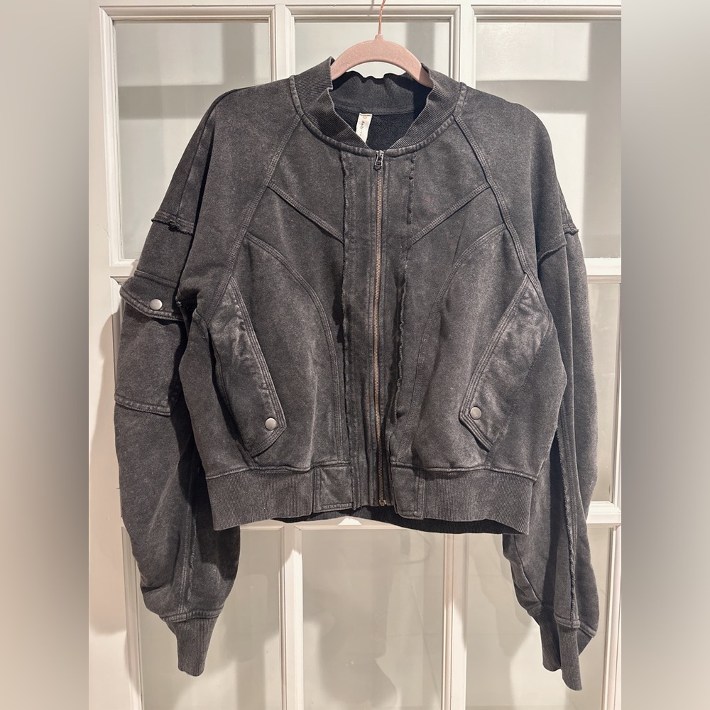 💛ANTHROPOLOGY💛 Zip up black/charcoal washed ruched sleeve bomber.